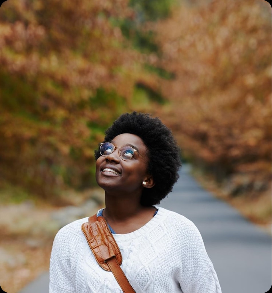 Cliente souriante en pleine nature